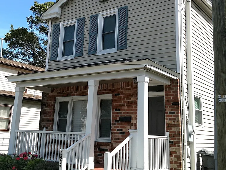 424 Middlesex St — Photo 1