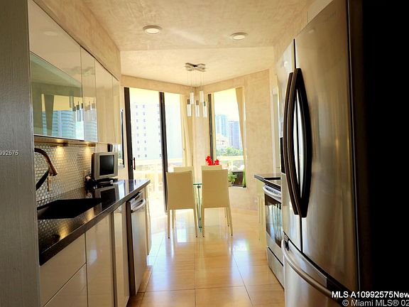 5th image of 20191 E Country Club Dr APT 608