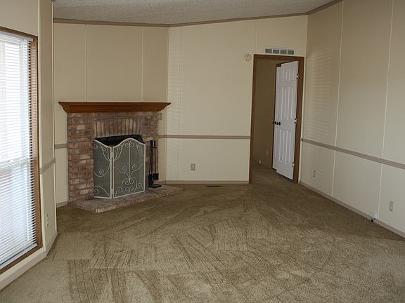 Living room w/fireplace