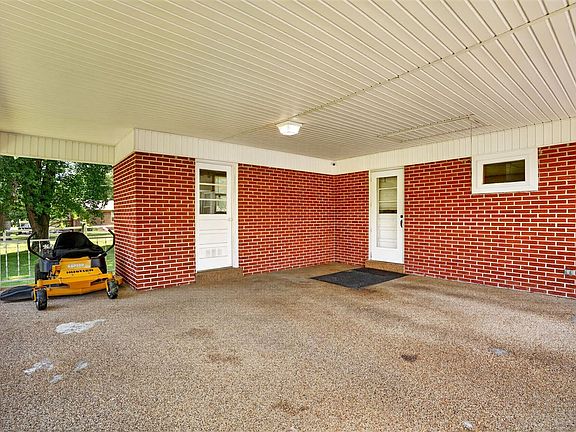 4th image of 909 Sunset Ln
