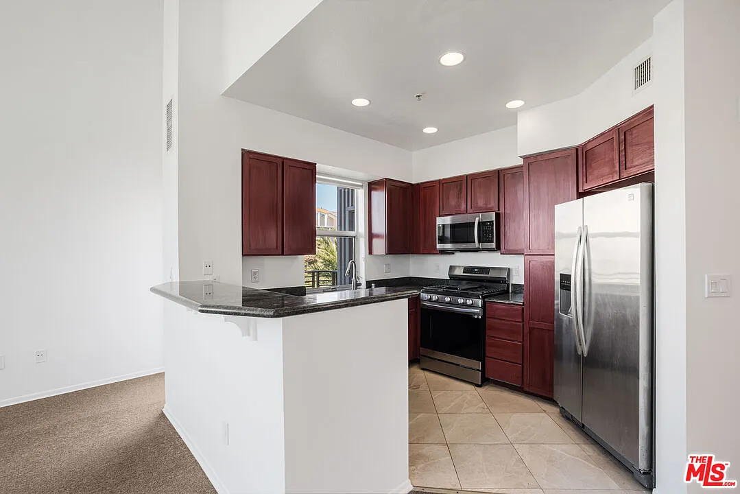 2 bed, 2.0 bath, 1190 sqft, $4,595 — Photo 2