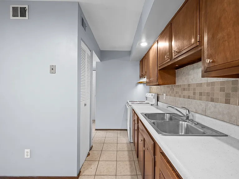 1265 Kinyon St. Apt 24, South Bend — Photo 5