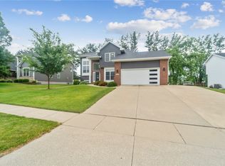 2385 Wolf Creek Trl, Hiawatha, IA 52233