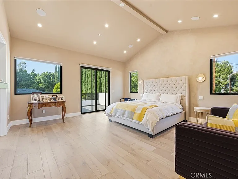 13135 Chandler Blvd — Photo 37