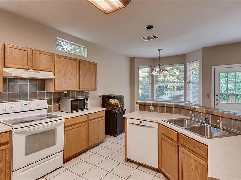 8301 Red Willow Dr — Photo 4