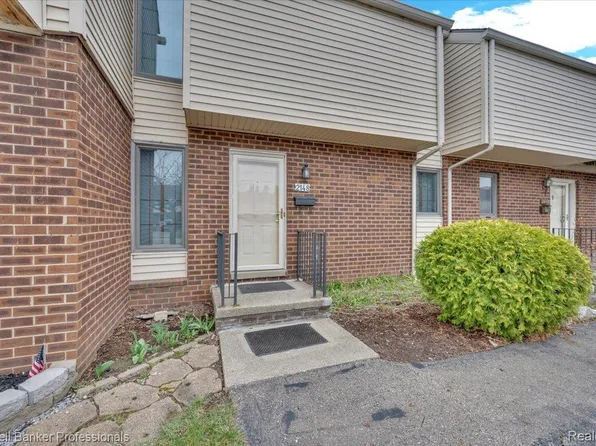 2148 Village West Dr S, Lapeer, MI 48446