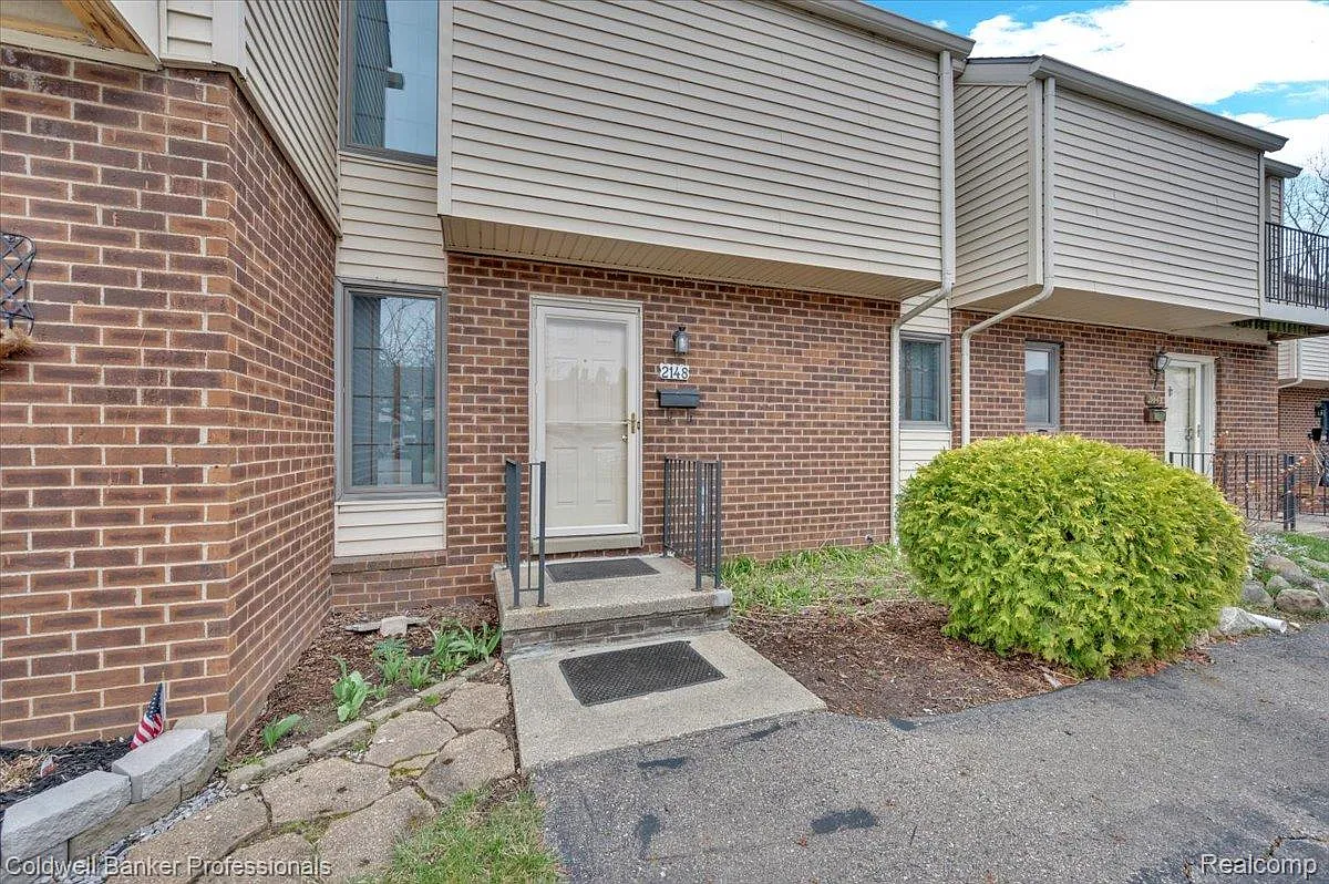 2148 Village West Dr S photo 1