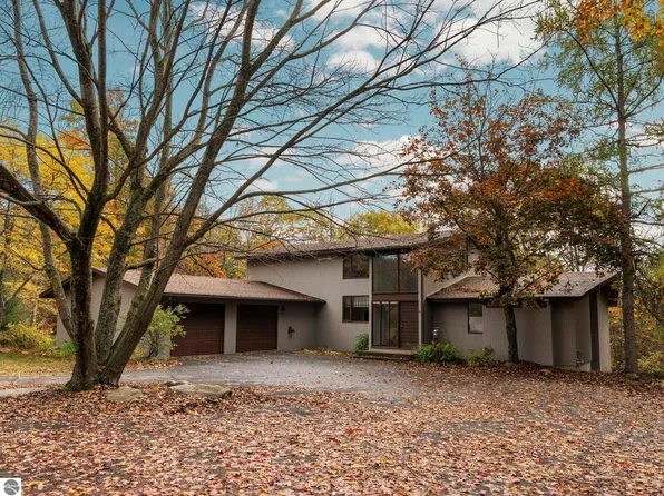 8560 S 41st Rd, Cadillac, MI 49601