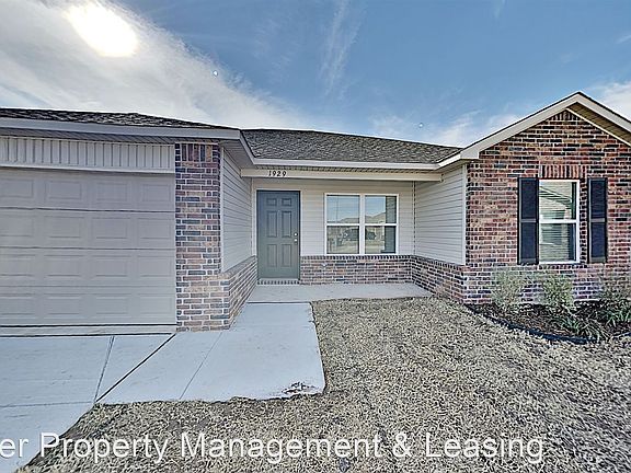 3rd image of 1929 Oak Tree Ct