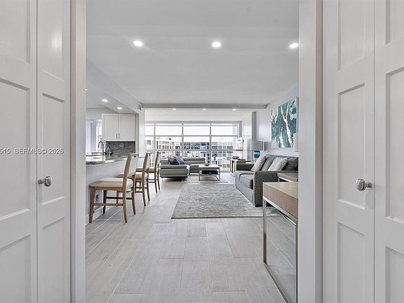 4th image of 600 Parkview Dr APT 815