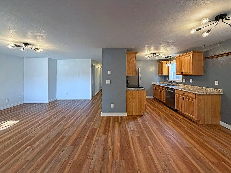 3 bed, 1.0 bath, 895 sqft, $1,795 — Photo 3