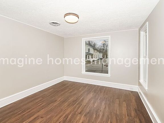 4th image of 916 20th Ave NE