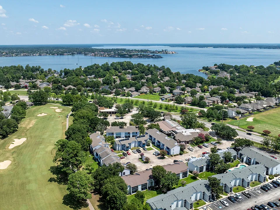 ROOKWOOD GOLF APARTMENTS
