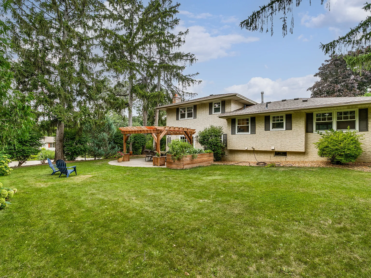 3 bed, 1.5 bath, 2332 sqft, $3,800 — Photo 3