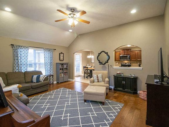 5th image of 336 White Dogwood Dr