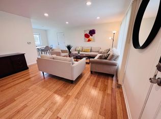 43 Hastings Ave, Elk Grove Village, IL 60007