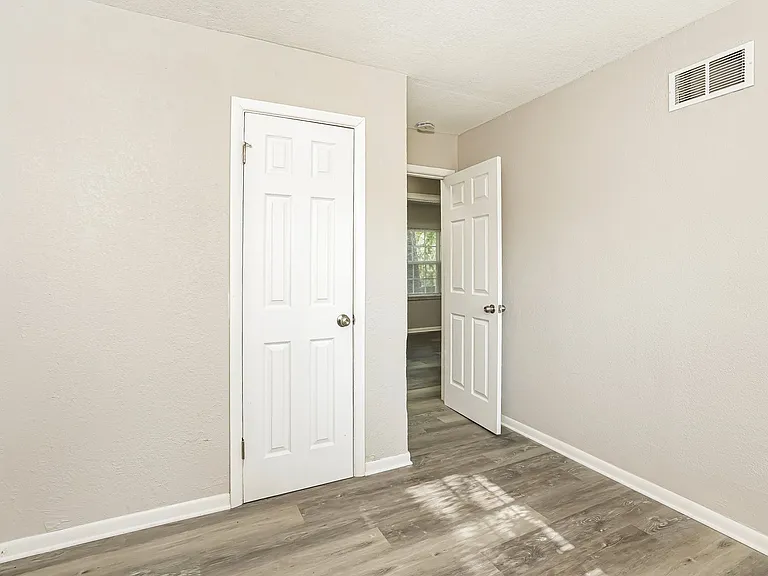 1583682_012_bedroom_12870174.jpg