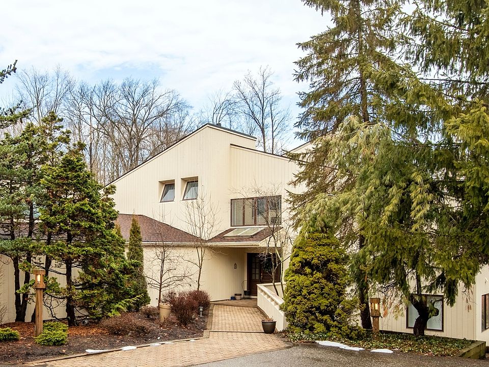 1st image of 10 Stonehill Ln