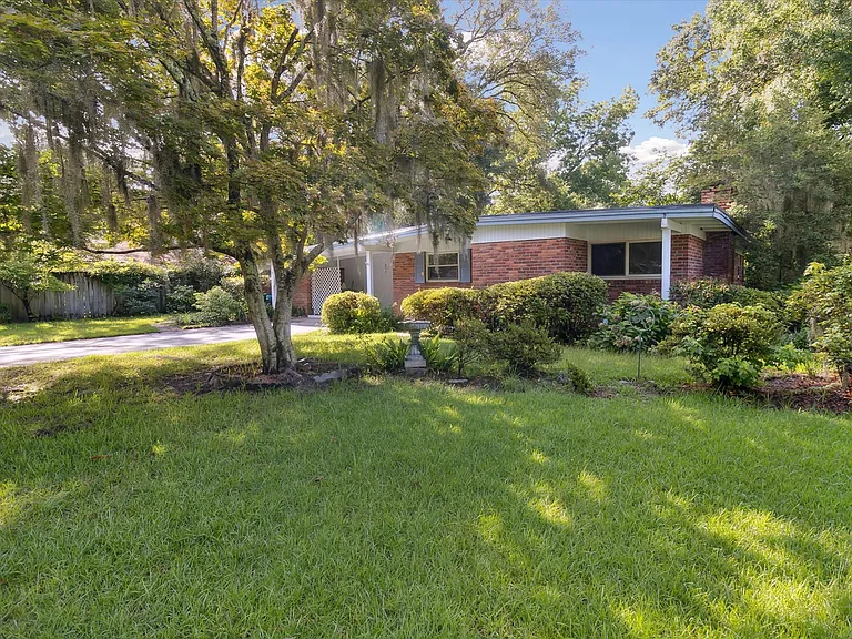 203 Tanglewood Rd — Photo 2