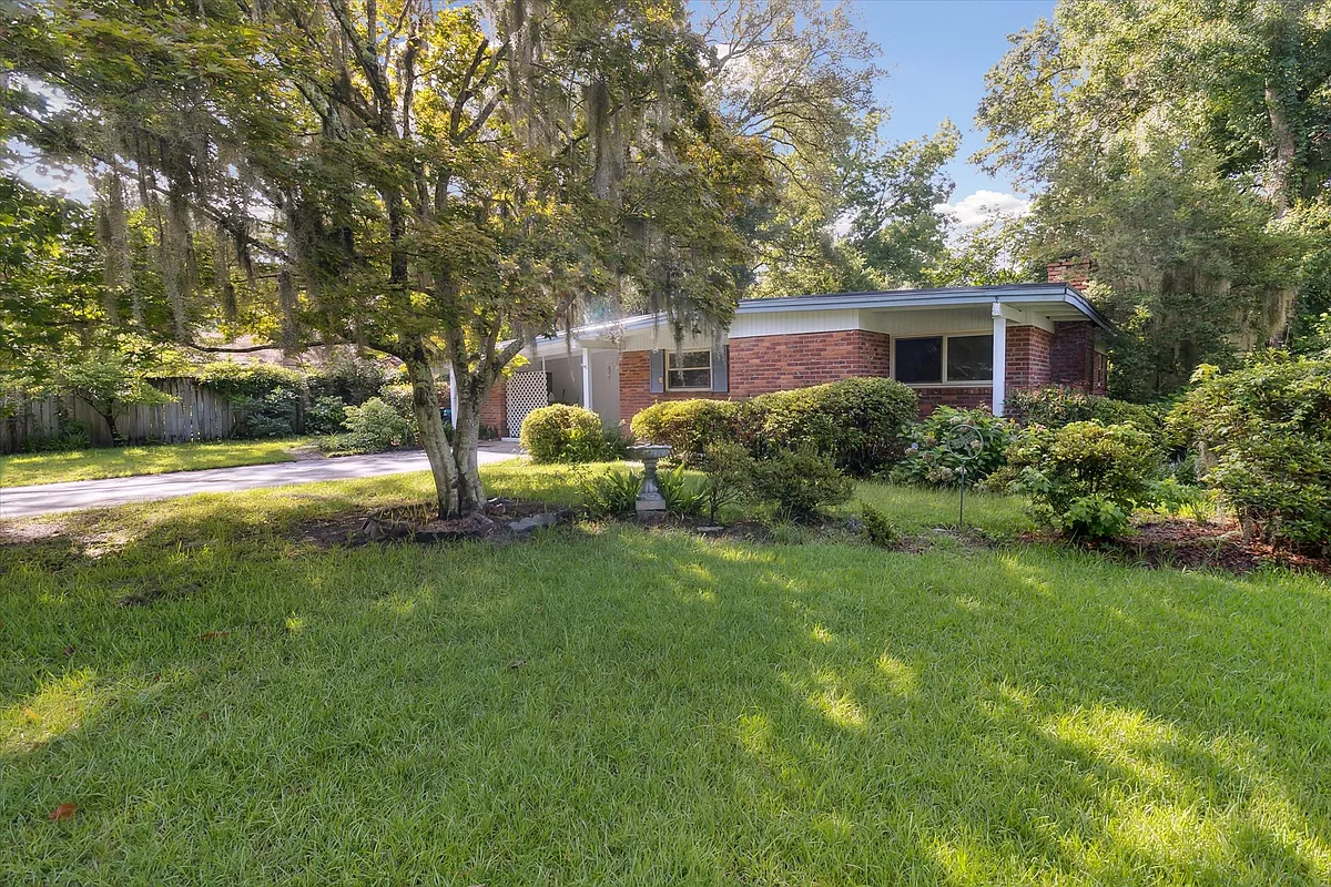 Building Photo - 203 Tanglewood Rd