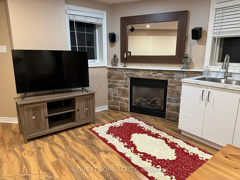 154 Hollandview Trl — Photo 3