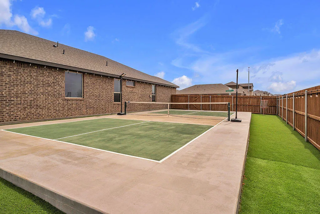 4 bed, 2.0 bath, 2271 sqft, $3,500 — Photo 4