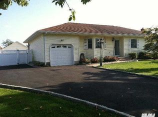 193 Williams Way S, Baiting Hollow, NY 11933