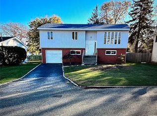 28 Vermont St, Melville, NY 11747