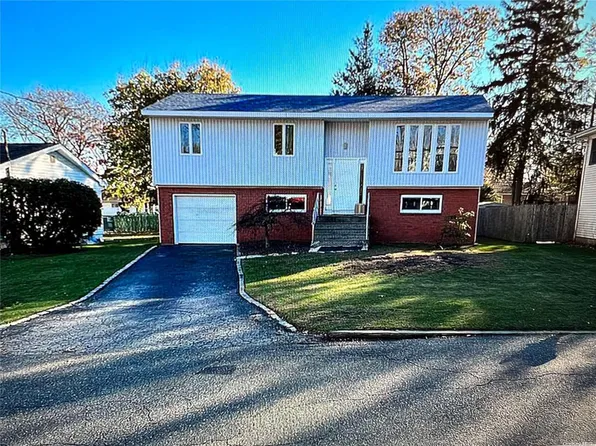 28 Vermont Street, Melville, NY 11747