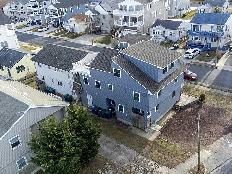 300 Beach Ave E — Photo 42