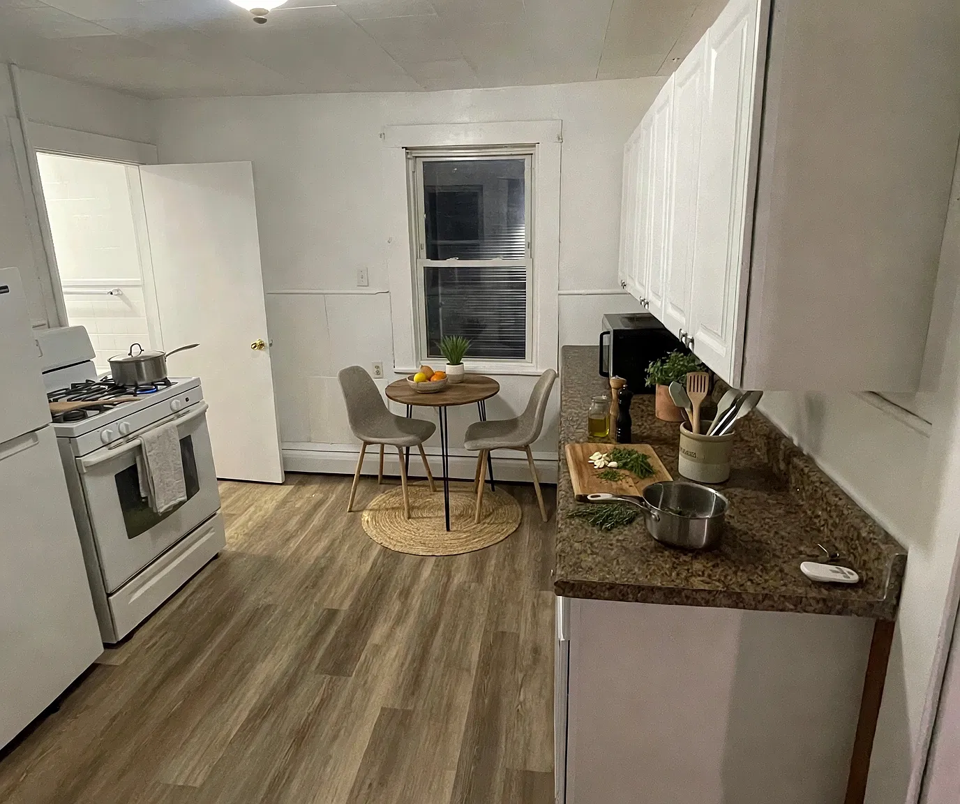 2 bed, 695 sqft, $2,100 — Photo 1