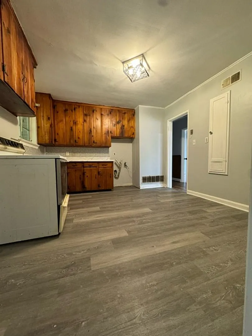Adorable, Renovated 4/1 Family Home — Photo 4