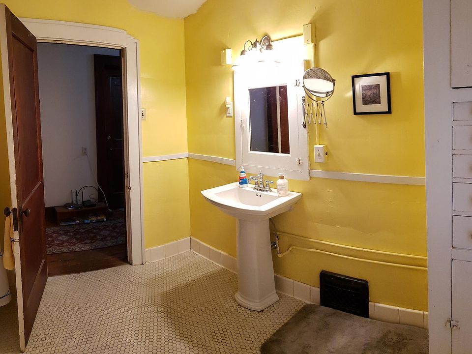 Bathroom (common area)