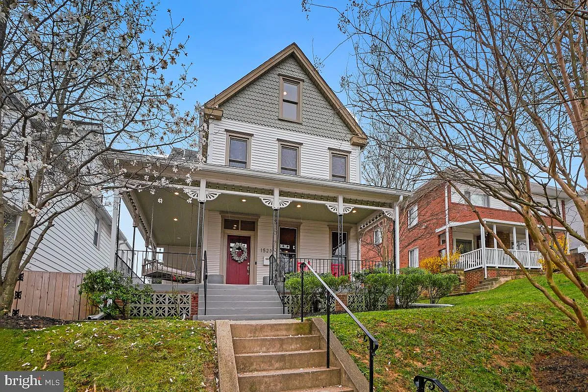 1523 Newton St NE photo 1