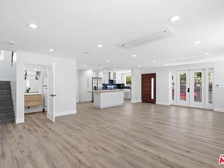 11611 Burbank Blvd — Photo 4