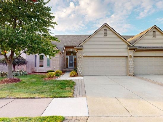 20285 Columbia Dr, Macomb, MI 48044