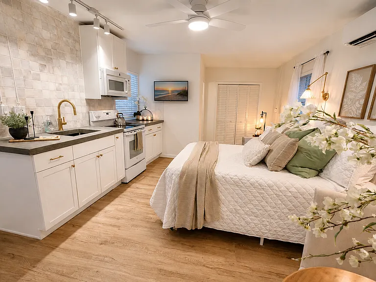 Fully furnished and stocked private studio with kitchen and bathroom. Perfect for guests and home office!