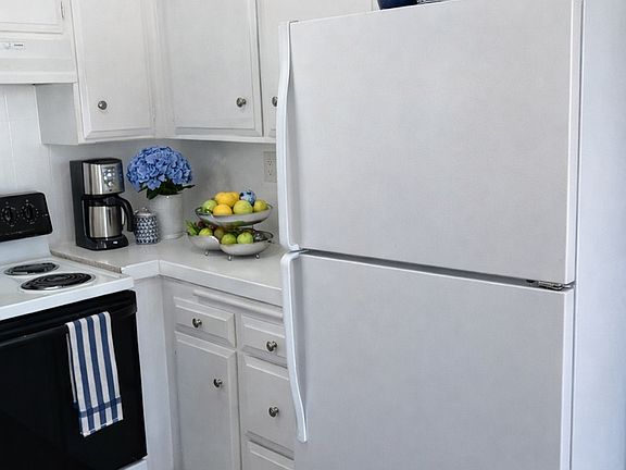 3rd image of 824 S Myrtle Ave #8