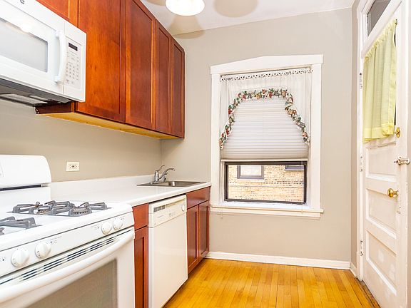 3rd image of 924 Wesley Ave APT 1