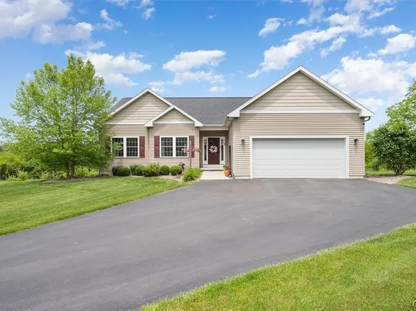 11 Rosewood Dr, Auburn, NY 13021