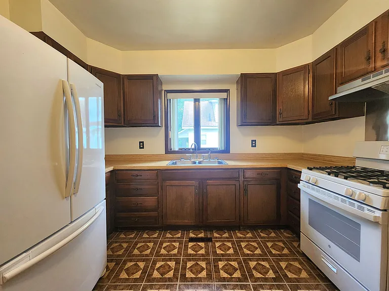 203 E Hines St — Photo 5