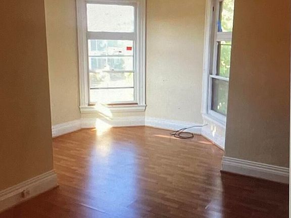 4th image of 232 Hoyt St #2