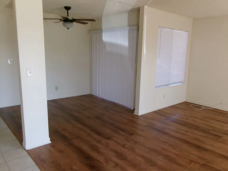 Clean and Ready - 3 bedrooms, 1 3/4 Bathrooms with back yard area. — Photo 2