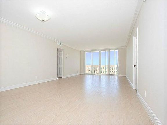 4th image of 90 Edgewater Dr APT 1026