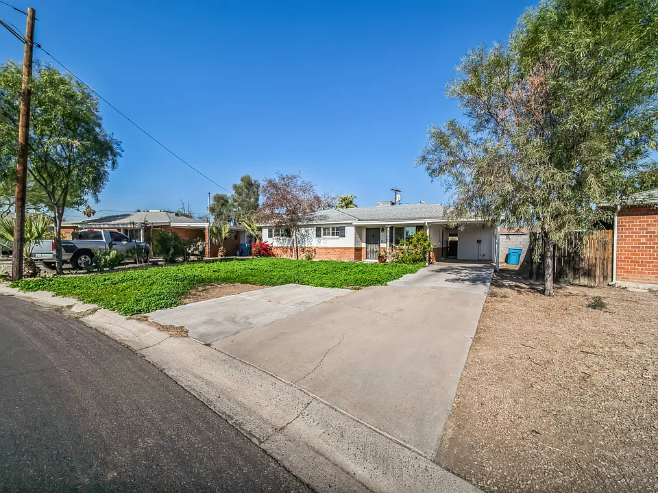 2320 W Whitton Ave