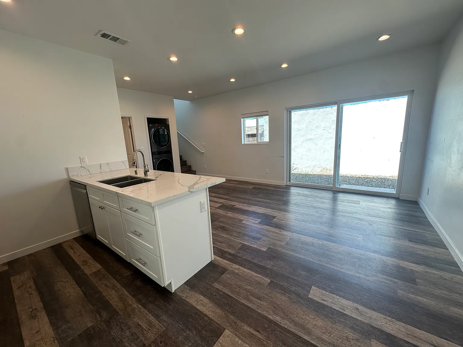4 bed, 1200 sqft, $5,400 — Photo 2