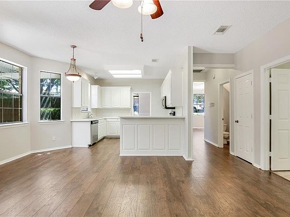 4th image of 206 E Mistletoe Dr