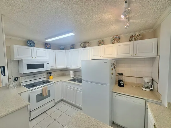 2415 Ala Wai Blvd, Honolulu, HI
