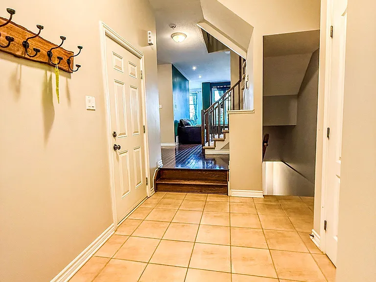 92 Selhurst Ave — Photo 2