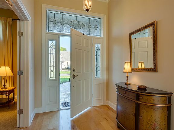 4th image of 707 Pinehurst Pl